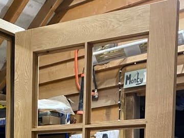 Glazing bars in the upper leaf of an oak stable door